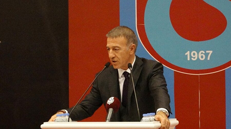 Ahmet Ağaoğlu, kürsüde konuşmalarını gerçekleştirirken. 