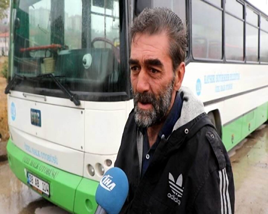 Bozuk halk otobüsünde yaşam mücadelesi veren Rahmi Yıldız yetkililerden yardım bekliyor.