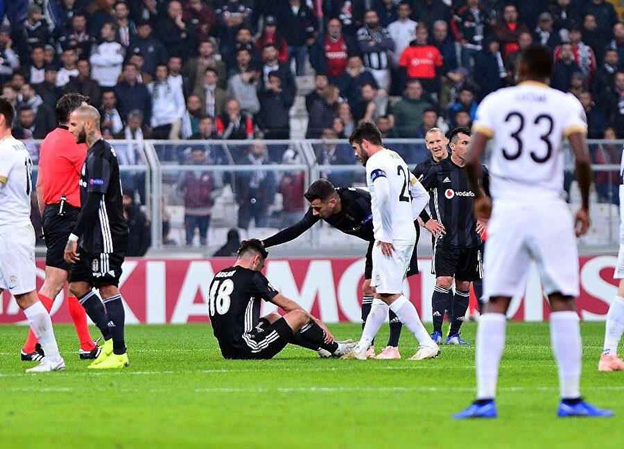 Genk maçında sakatlanan Tolgay Arslan acı içinde kıvranırken.