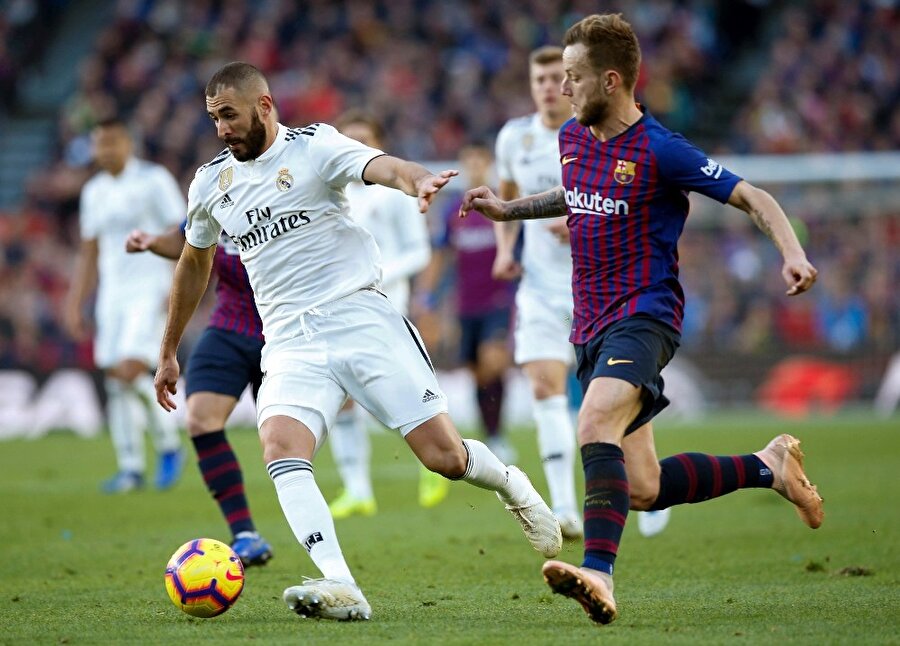 Benzema ve Rakitic'in ikili mücadelesinden bir kare.
