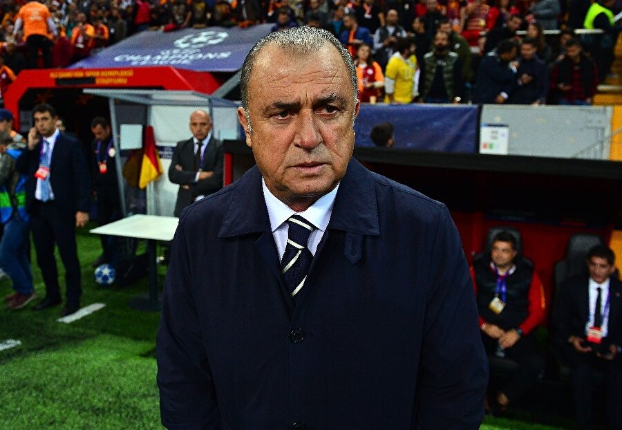 Fatih Terim, derbi öncesinde Türk Telekom Stadyumu'nda saha kenarındaki yerini aldı.