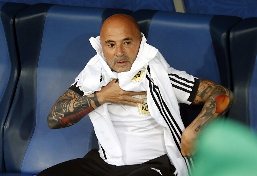 Sampaoli, 2018 Dünya Kupası'nda Arjantin Milli Takımı ile gösterdiği performans nedeniyle eleştirilerin hedefinde yer almıştı.