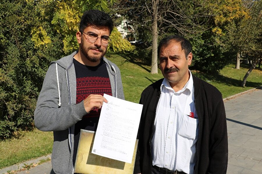 Özkan Yelok, askerlik şubesine babasıyla geldi.