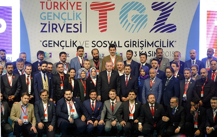 TGZ'nin onur konuğu Cumhurbaşkanı Recep Tayyip Erdoğan, zirveyi düzenleyen teşkilatlar ile hatıra fotoğrafı çektirdi.