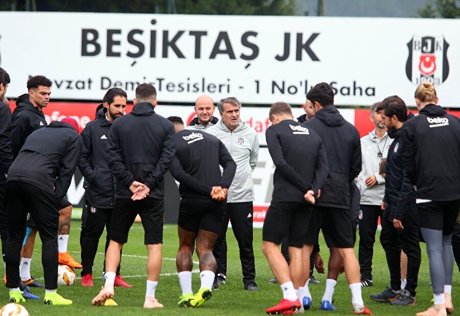 Beşiktaş antrenmanında teknik direktör Şenol Güneş oyuncularına konuşma yaparken.