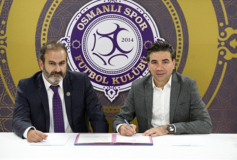 Osman Özköylü, sözleşmeye imza atarken.