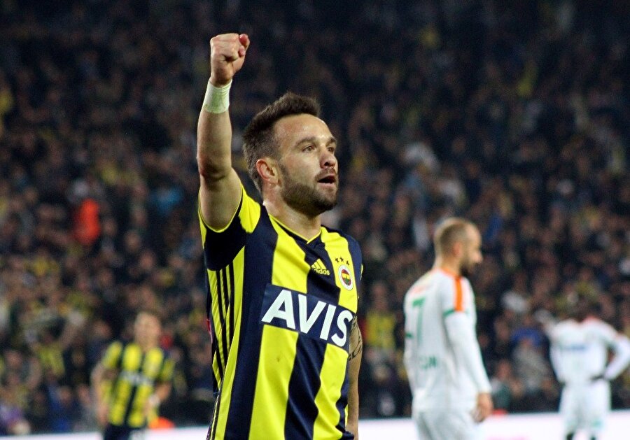 Uzun bir aranın ardından 11'de forma giymeye başlayan Valbuena attığı golü taraftara armağan ediyor...