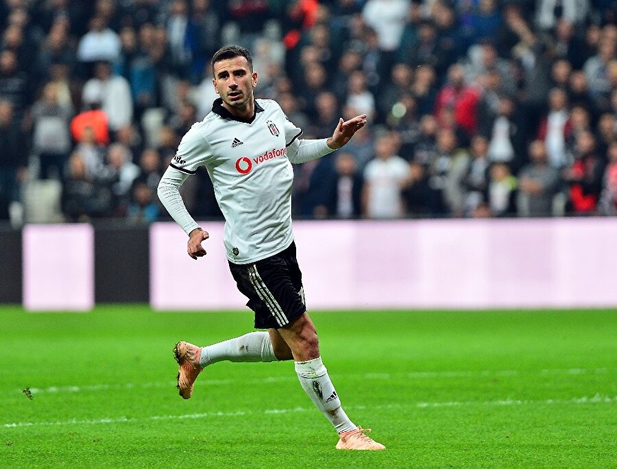 Oğuzhan Özyakup, top Sivassporlu futbolculardayken baskı yapmaya çalışıyor...