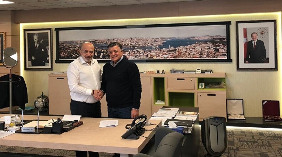 Yılmaz Vural, sözleşmeye imzayı attıktan sonra foto muhabirlere bu şekilde poz verdi.