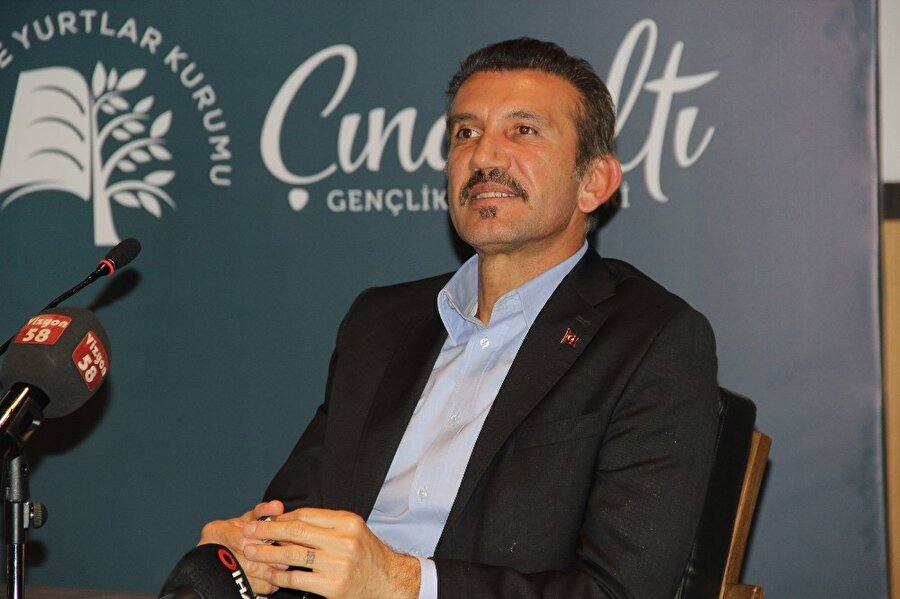 Rüştü Reçber düzenlenen etkinlikte açıklamalarda bulunuyor.
