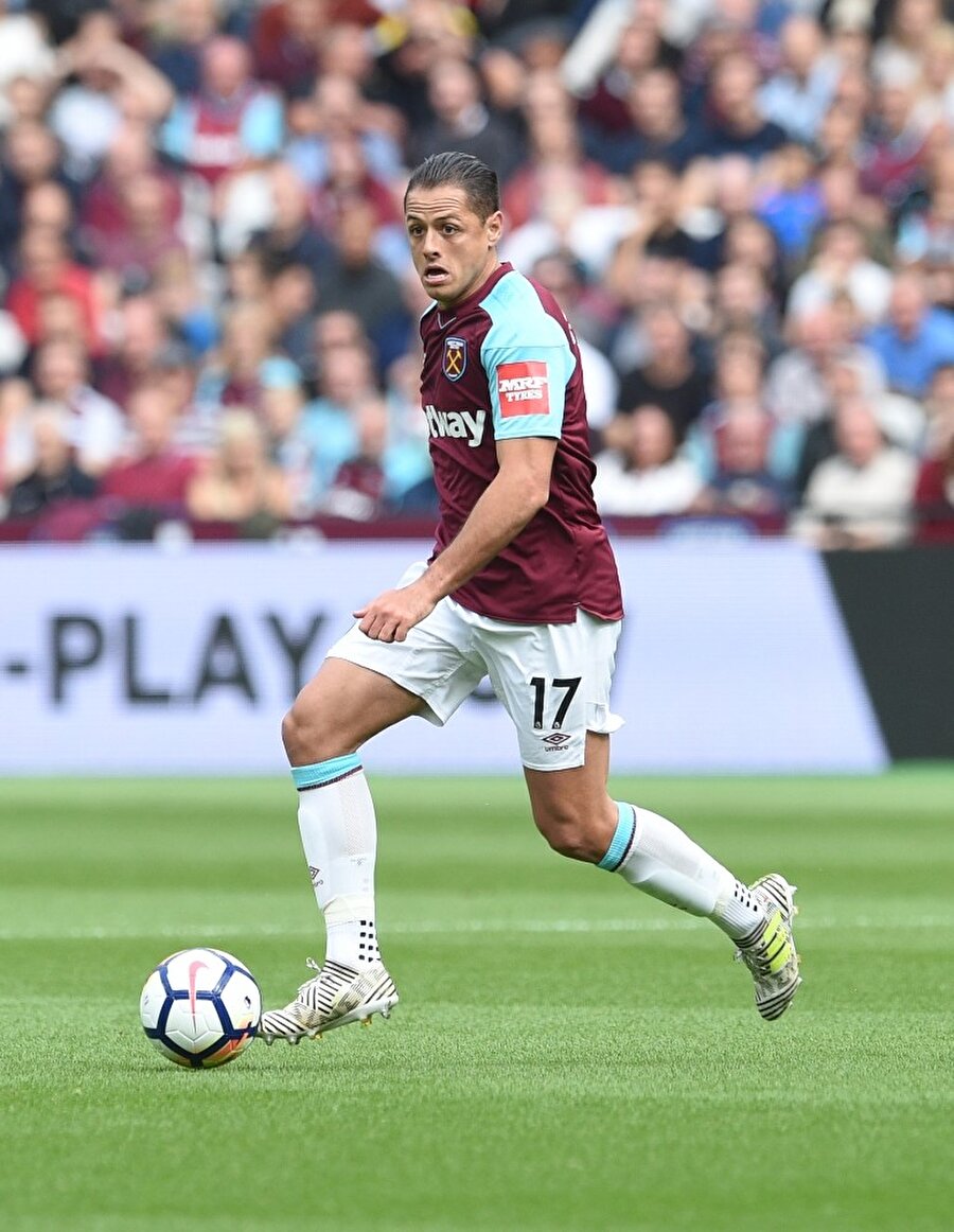 Javier Hernandez, şut atmadan önce kaleye bakarken.