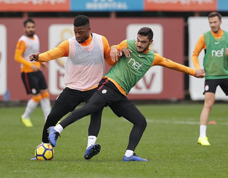 Donk ve Ozan Kabak ikili mücadele içindeler...