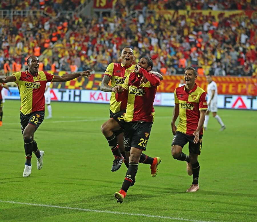 Göztepeli oyuncular gol sonrası sevinç yaşarken.