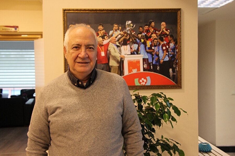 Hayrettin Hacısalihoğlu, objektiflere poz verdi.