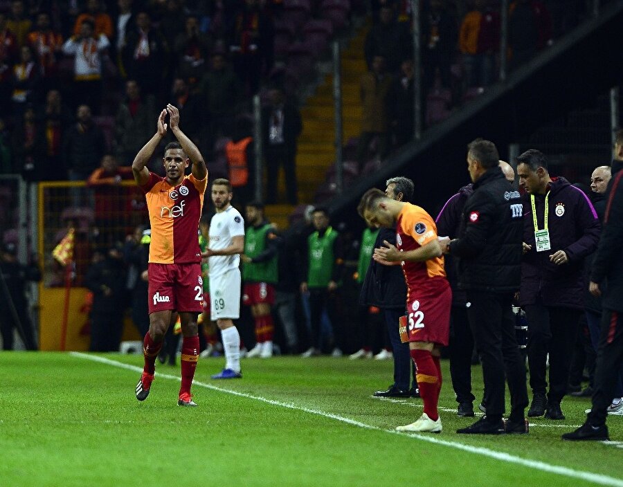 Fernando, oyundan çıkarken taraftarın yaptığı tezahüratlara alkışla karşılık verdi.