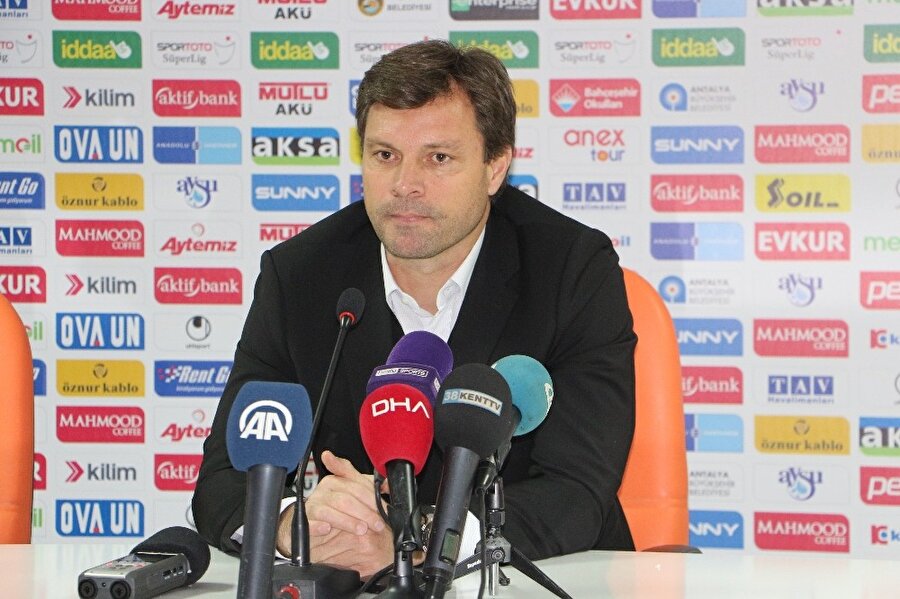 Ertuğrul Sağlam, maç sonunda basın mensuplarına açıklamalarda bulunuyor...