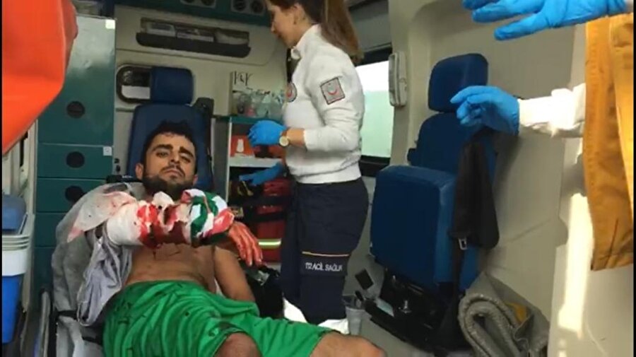 Yaralanan futbolcu ambulansla birlikte hastaneye kaldırıldı.