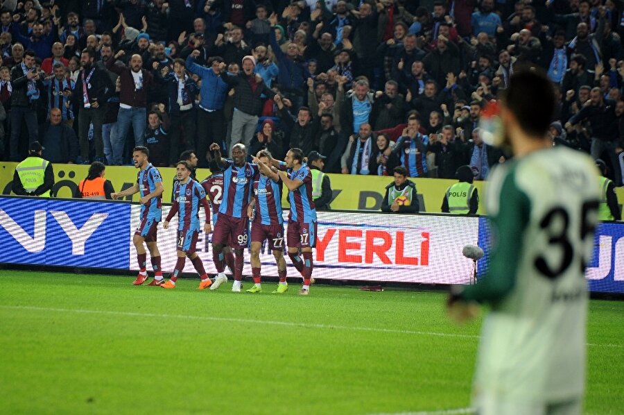 Trabzonsporlu futbolcular gol sevinci yaşıyor...