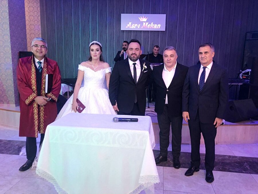 BJK Nevzat Demir Tesisleri ve Futbol A Takımından Sorumlu Yönetim Kurulu Üyemiz Ahmet Kavalcı, Teknik Direktör Şenol Güneş ve futbolcular; kulüp avukatlarından Ebru Ünal ile Futbol A Takım İdari Sorumlusu Hüseyin Erdinç Gültekin’in nikah töreninde şahitlik yaptılar.