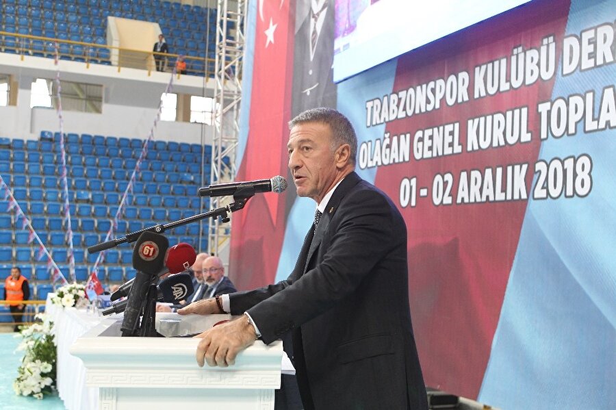 Ahmet Ağaoğlu, konuşma yaparken...