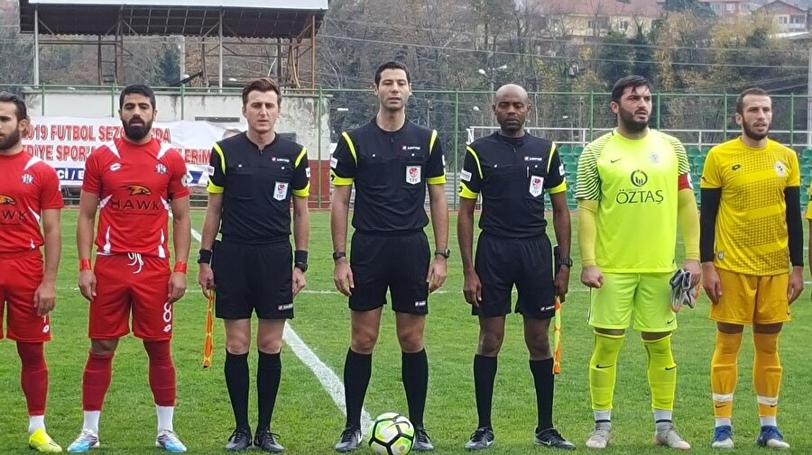 Nijeryalı hakem seremonide saygı duruşunda beklerken...