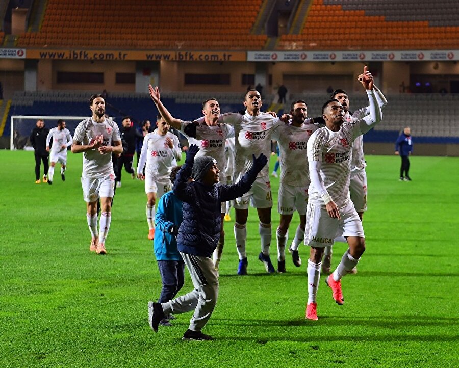 Sivassporlu oyuncular,maç sonunda deplasmana gelen taraftarlarıyla birlikte coşkulu bir şekilde galibiyeti kutladı.