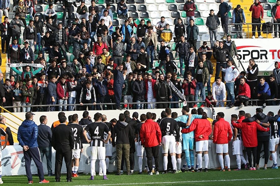Manisasporlu oyuncular galibiyeti taraftarları ile birlikte kutladı.