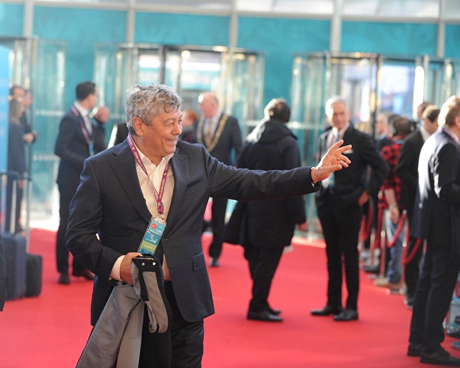 Mircea Lucescu, gazetecileri selamlarken...