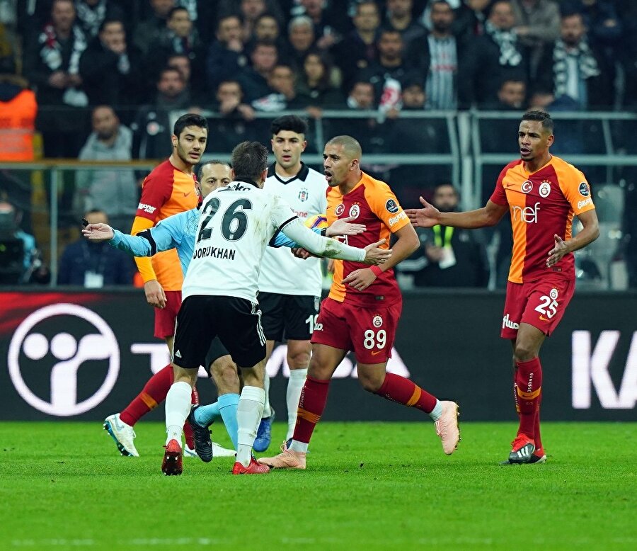 Cüneyt Çakır, Brezilyalı orta saha oyuncusuna sarı kart göstermeye gidiyor...