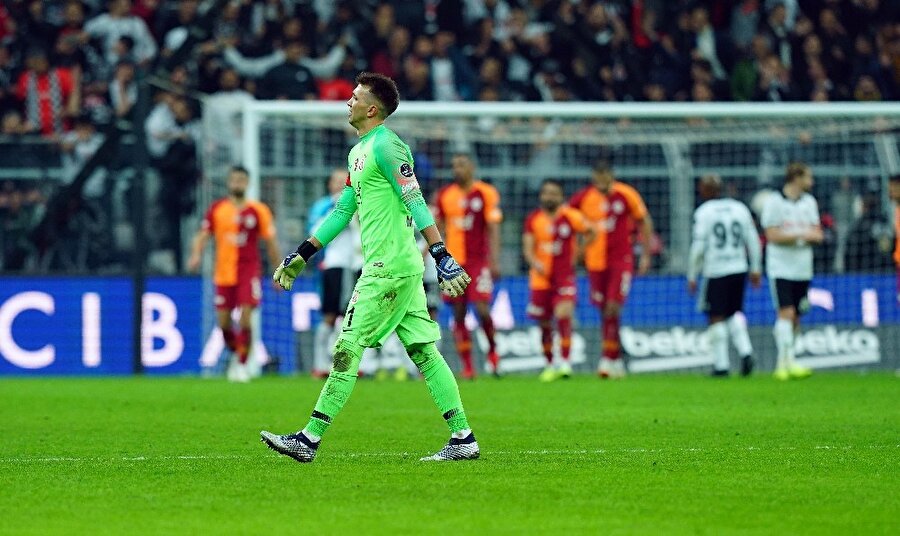 Galatasaray'da Muslera'ın 1-0 kaybedilen derbinin ardından moralsiz olduğu görülüyor.