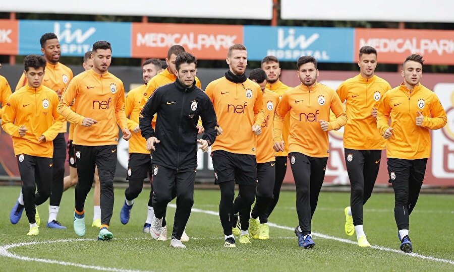 Galatasaraylı oyuncular antrenmanda düz koşu yaparken...