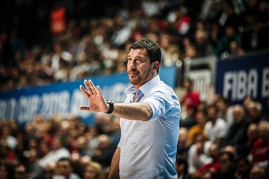 Ufuk Sarıca, kenardan talimat veriyor.