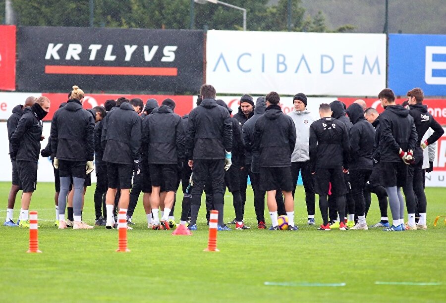 Teknik ekip ve oyuncular antrenman öncesi mini bir toplantı gerçekleştirdiler.