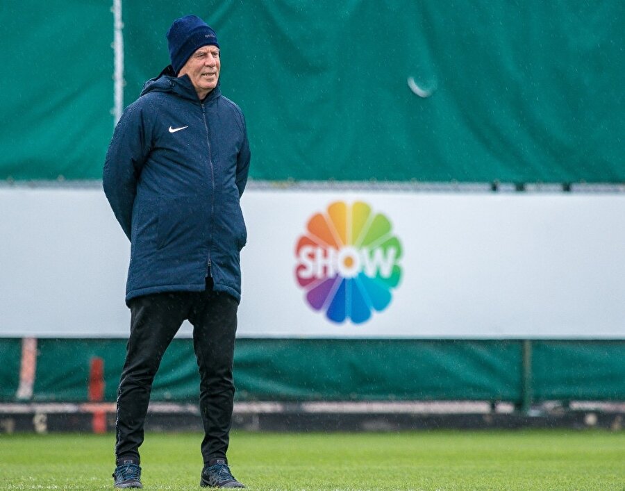 Mustafa Denizli, antrenmanda oyuncularını izlerken...