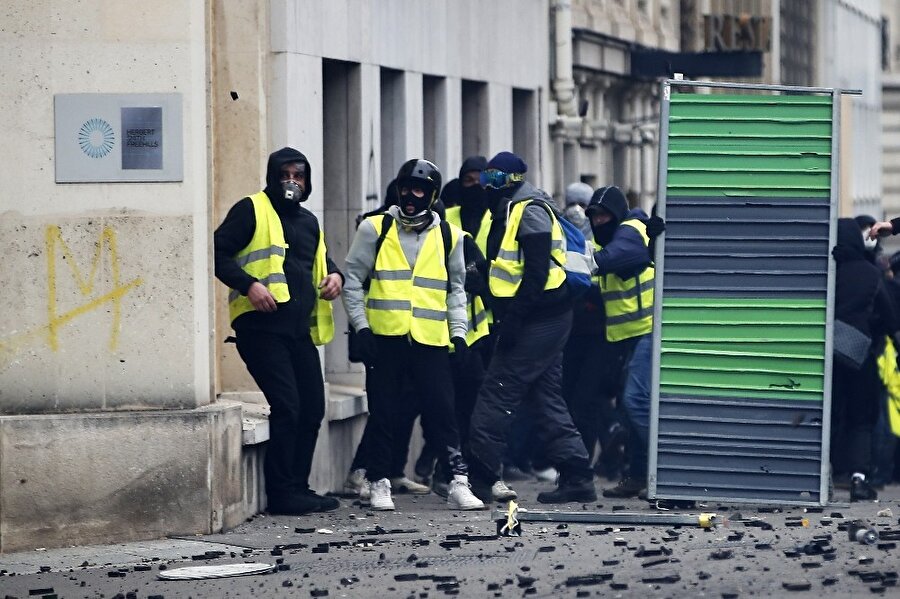 Sarı Yelekliler Paris sokaklarında.