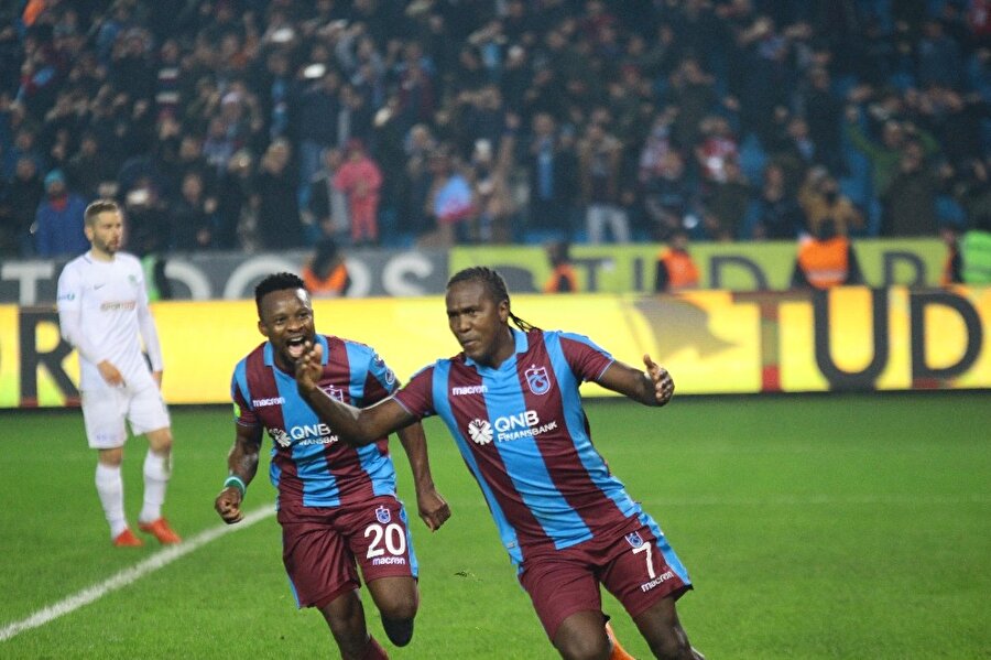 Rodallega ve Onazi atılan gol sonrası birlikte sevinirken...