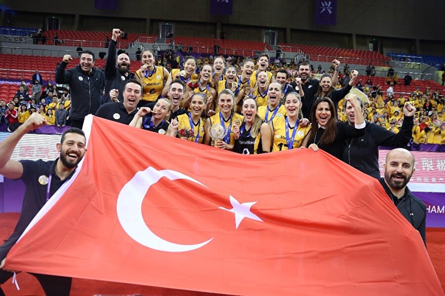 Üçüncü kez Dünya Kulüpler Şampiyonu olan VakıfBank oyuncuları Türk bayrağı ile birlikte poz veriyor...
