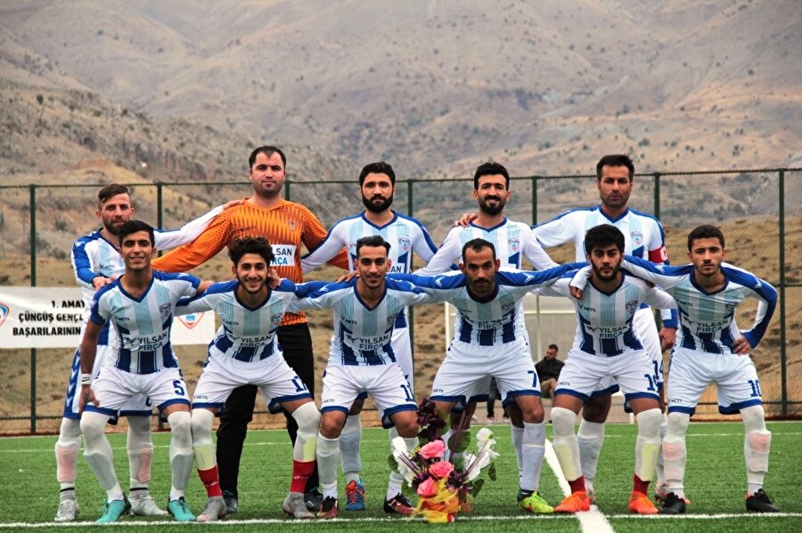 Çüngüş Gençliksporlu oyuncular takım fotoğrafı çektirdiler.