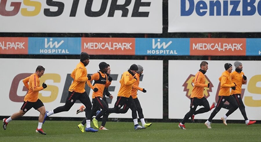 Galatasaraylı oyuncular antrenmanda düz koşu yapıyor.