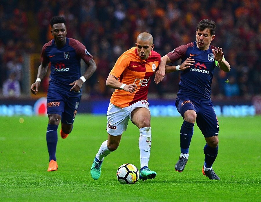 Feghouli ve Emre Belözoğlu omuz omuza mücadele içindeyken...