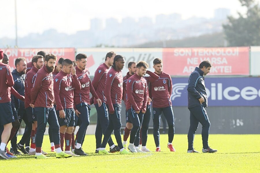 Ünal Karaman, antrenmanda oyuncularına uyarılarda bulunuyor.
