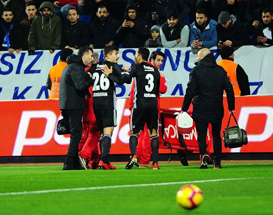Dorukhan Toköz sağlık ekipleri ve Adriano'nun eskortluğunda oyun alanını terk ediyor.