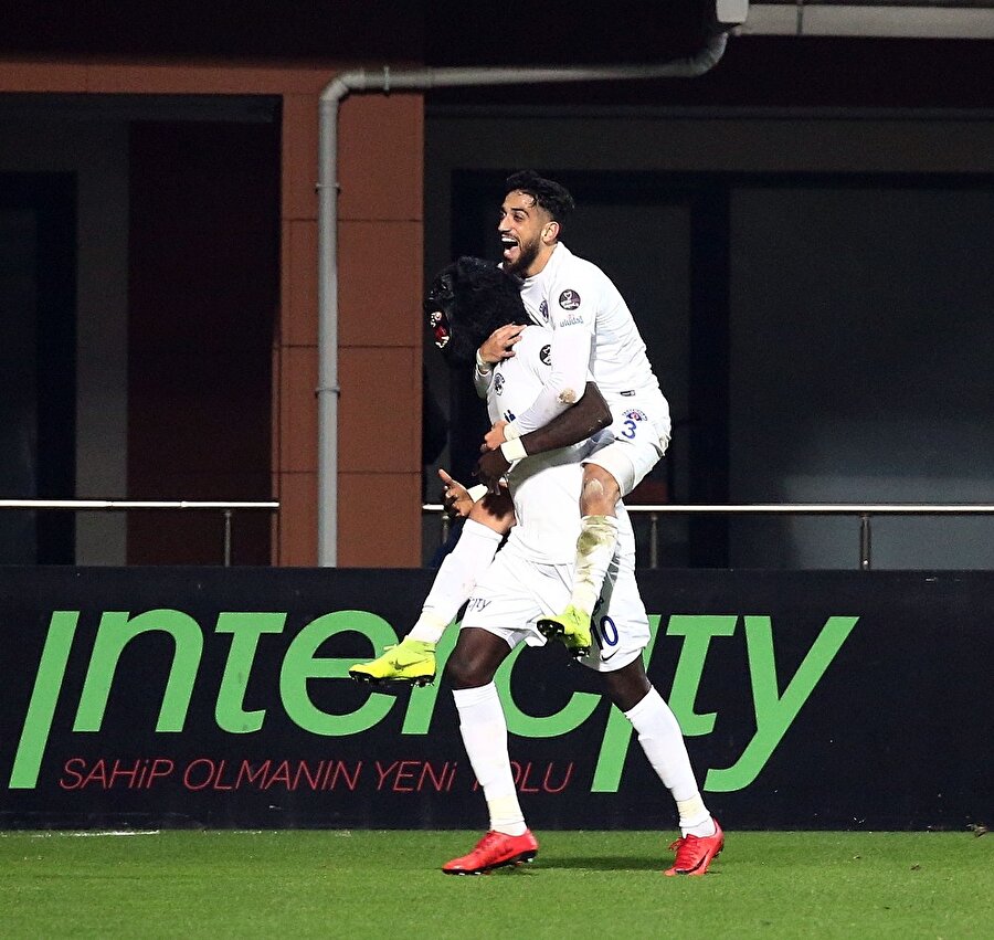 Mbaye Diagne attığı ilk golün ardından maskesiyle klasikleşen gol sevincini yaptı.