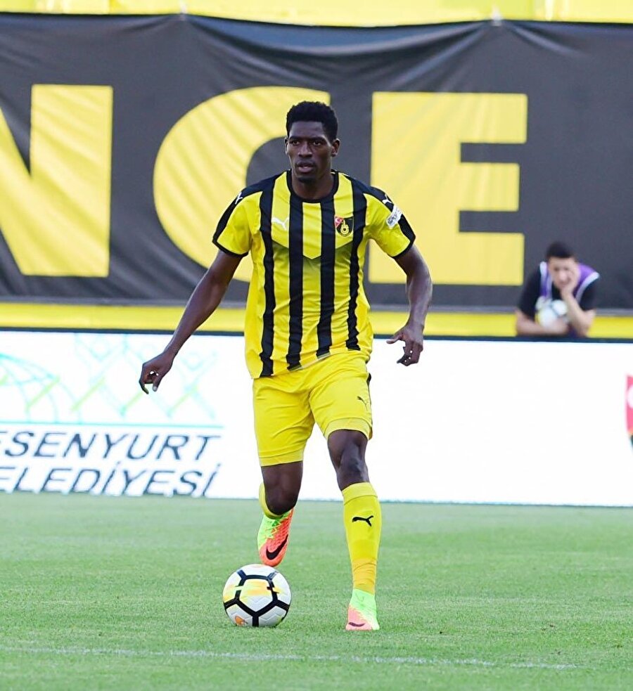 Patrick Etoga pas verecek arkadaşını arıyor.