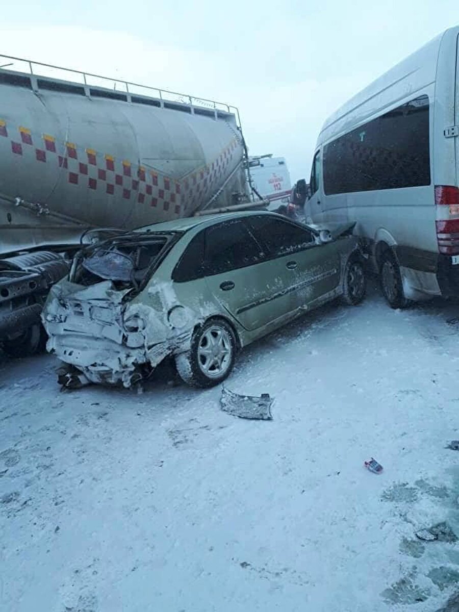 Erzurum-Tortum karayolunda 20 aracın karıştığı zincirleme kazada 1 kişi hayatını kaybetti.