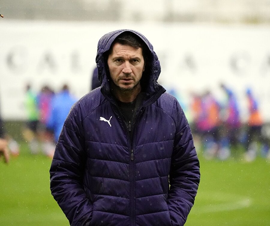 Bayram Bektaş idmanda gazetecilere poz veriyor.