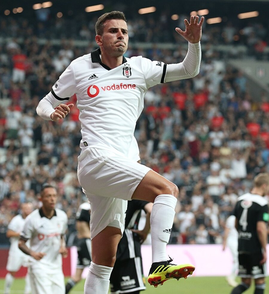Oğuzhan Özyakup Beşiktaş formasıyla çıktığı 242 maçta 30 gol atarken, 56 da asist yaptı.