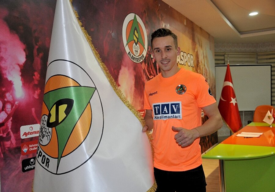 Josef Sural yeni takımıyla ilk pozunu böyle verdi.