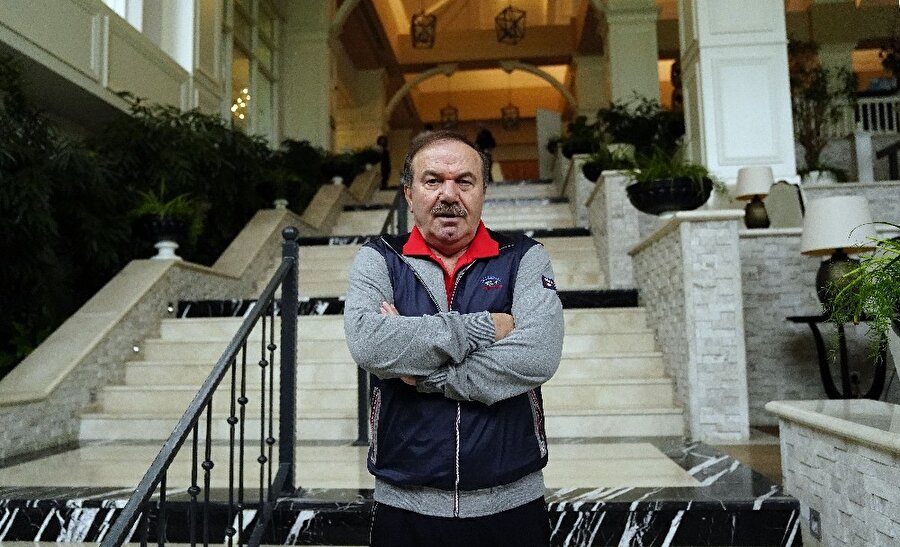 Yusuf Namoğlu gazetecilere poz veriyor.