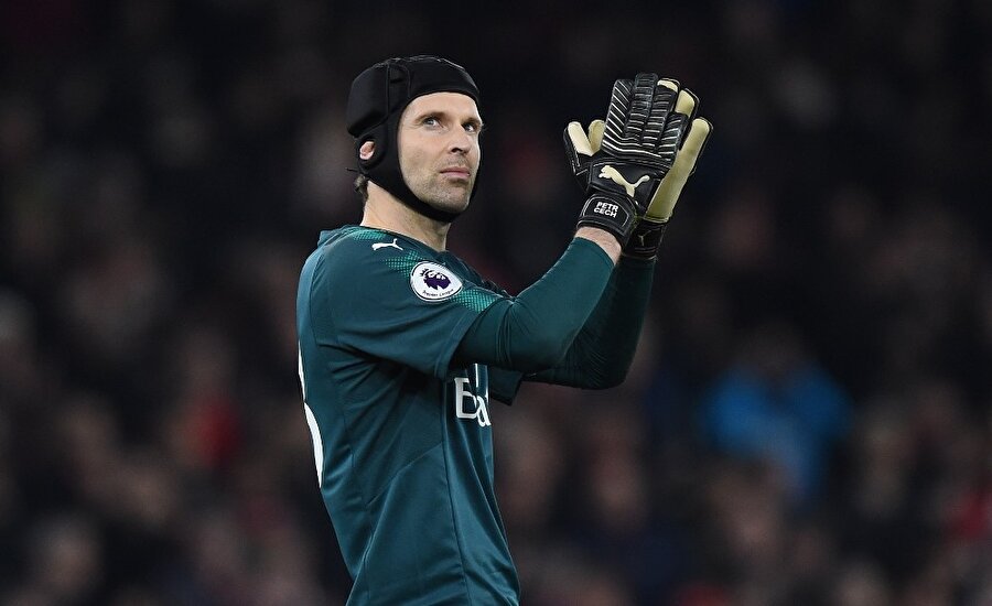Petr Cech tribünlerine alkışına aynı şekilde karşılık veriyor.